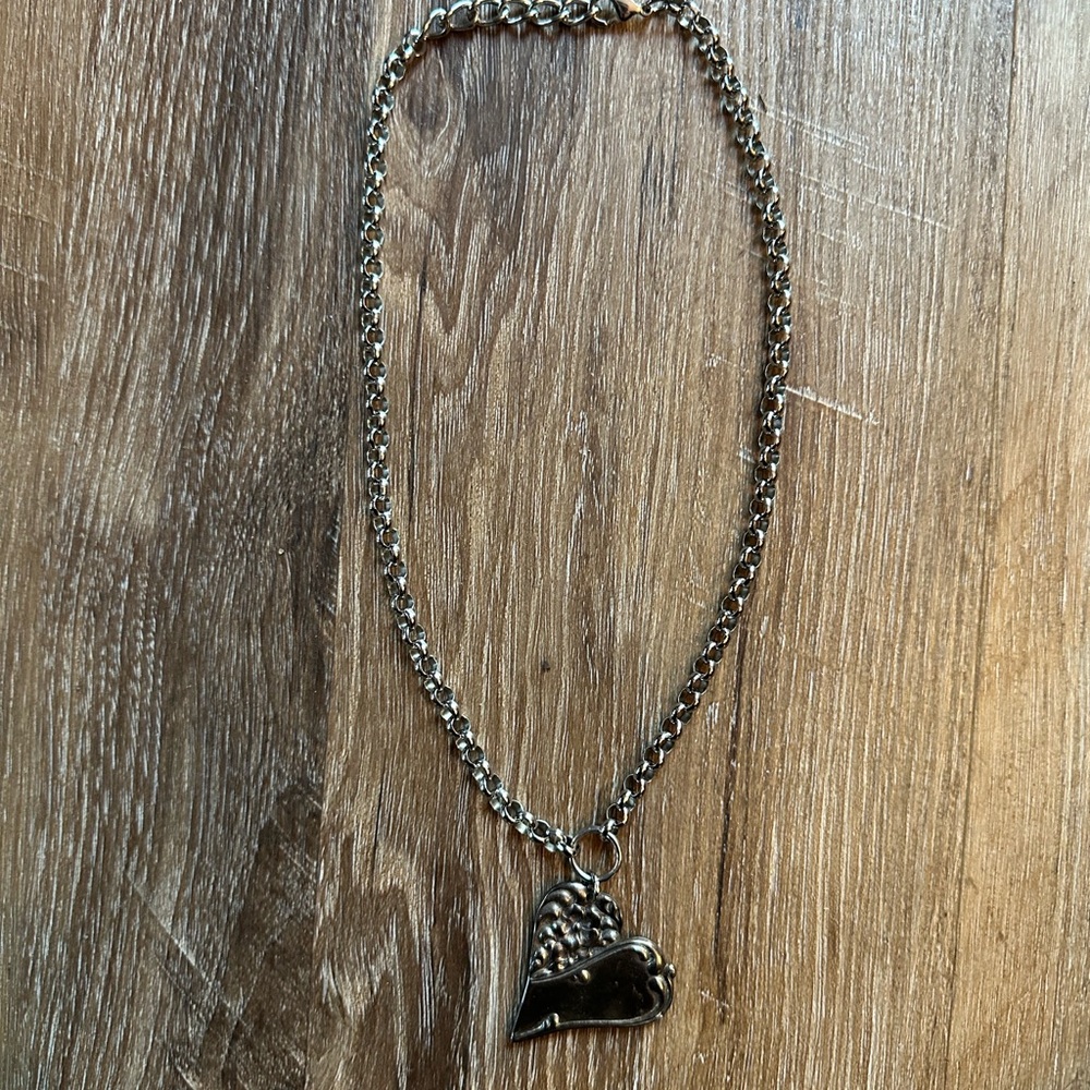 Elegant Silver Heart Necklace - Picture 3 of 4